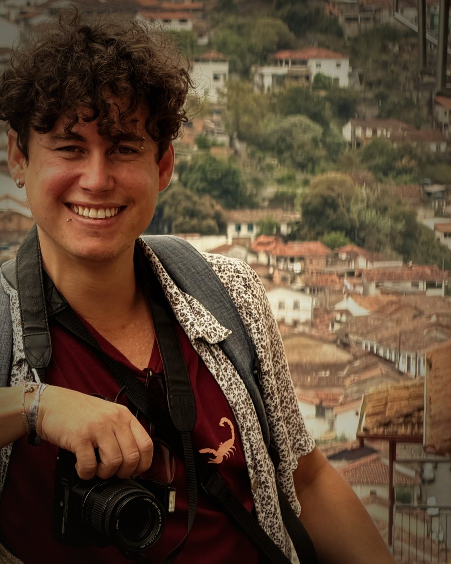 Tiago Sardi with a camera in Ouro Preto